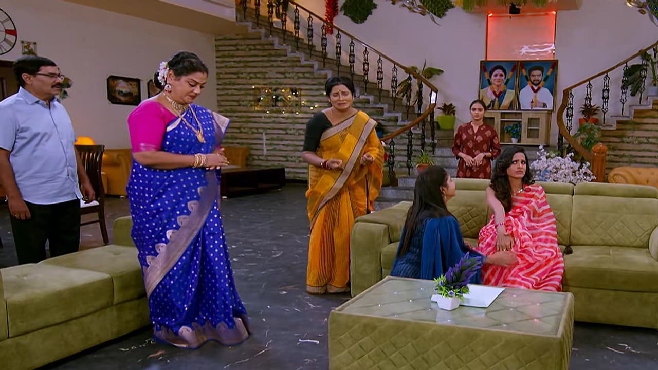 బ్రహ్మముడి సీరియల్లో షాకింగ్ ట్విస్ట్! రేఖ దెబ్బకు అపర్ణ బేల.. వైరల్ వీడియో! బ్రహ్మముడి సీరియల్లో షాకింగ్ ట్విస్ట్! రేఖ దెబ్బకు అపర్ణ బేల.. వైరల్ వీడియో!
