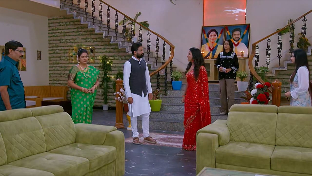 బ్రహ్మముడి సీరియల్: షాకింగ్ ట్విస్ట్! ఇందుని బలి చేసేందుకు ఐశ్వర్య స్కెచ్, నగలు అమ్మేయాలని రాజ్ ప్లాన్! బ్రహ్మముడి సీరియల్: షాకింగ్ ట్విస్ట్! ఇందుని బలి చేసేందుకు ఐశ్వర్య స్కెచ్, నగలు అమ్మేయాలని రాజ్ ప్లాన్!