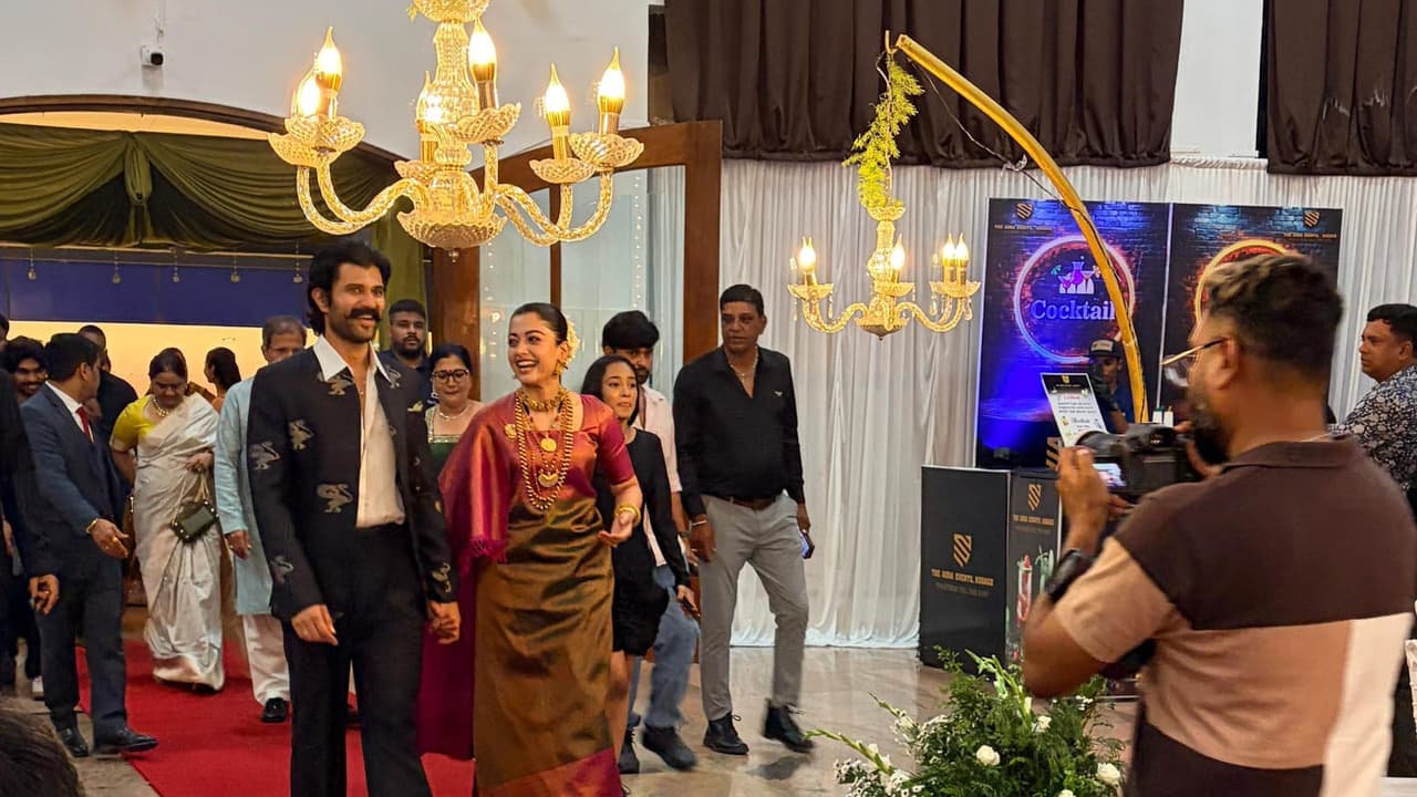 షాకింగ్: కన్నడలో విజయ్ దేవరకొండ స్పీచ్! రష్మిక ఫ్యామిలీ ఒక్కసారిగా షాక్! షాకింగ్: కన్నడలో విజయ్ దేవరకొండ స్పీచ్! రష్మిక ఫ్యామిలీ ఒక్కసారిగా షాక్!
