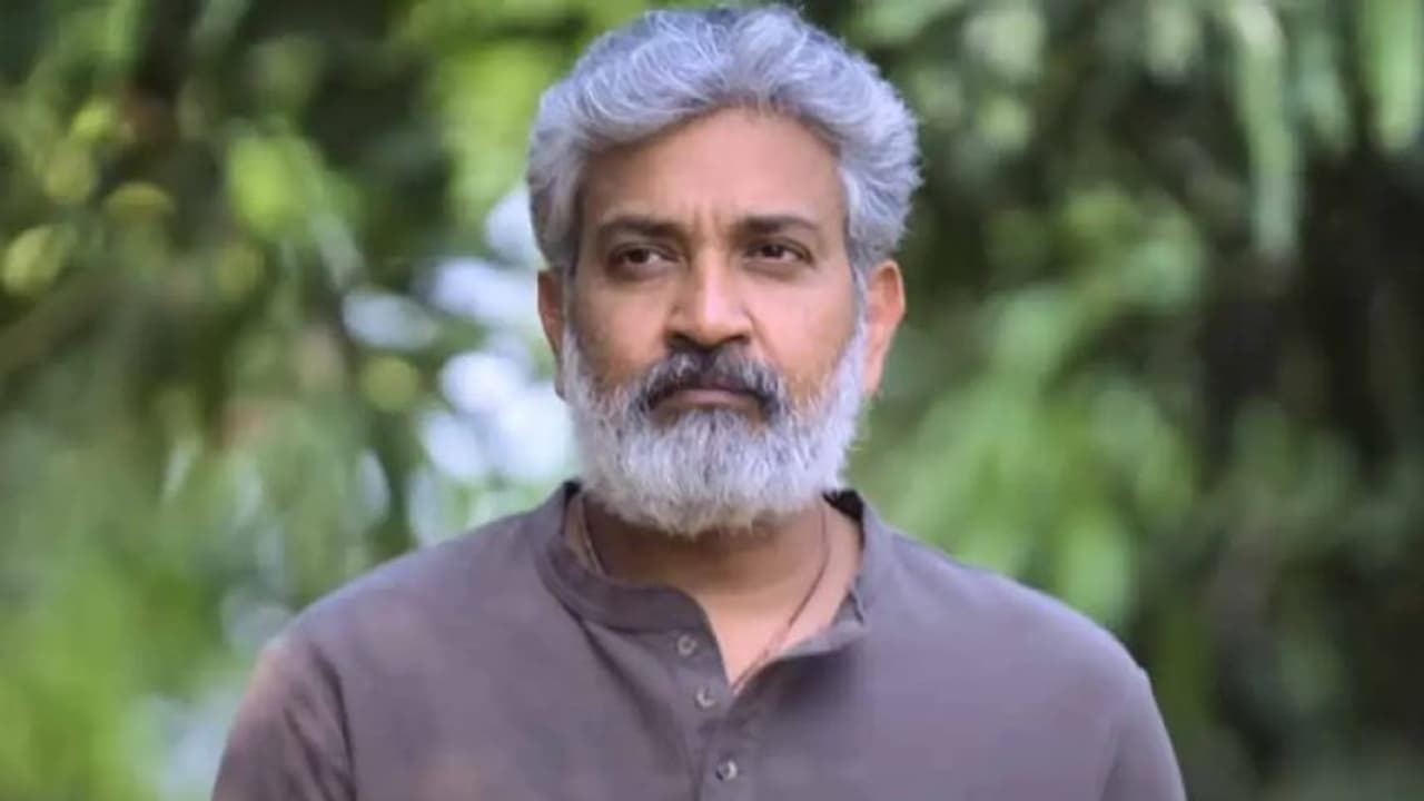 షాకింగ్: రాజమౌళి మాట వినని వేణు మాధవ్! స్టూల్ ఎక్కనన్న కమెడియన్.. ఏం జరిగిందో చూడండి! షాకింగ్: రాజమౌళి మాట వినని వేణు మాధవ్! స్టూల్ ఎక్కనన్న కమెడియన్.. ఏం జరిగిందో చూడండి!