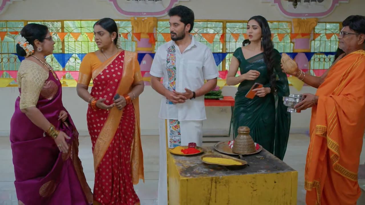 Karthika Deepam 2: Paru Declares Deepa as Karthik's Wife, Shocks Jyothsna in Temple! Karthika Deepam 2: Paru Declares Deepa as Karthik's Wife, Shocks Jyothsna in Temple!