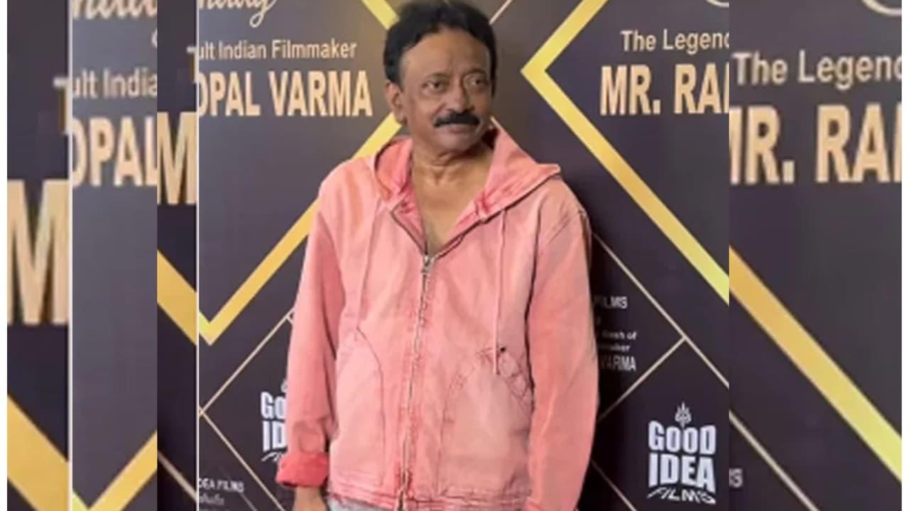 RGV సంచలనం: 'సర్కార్'కి ఏమైంది? షాకింగ్ లుక్తో రామ్ గోపాల్ వర్మ.. వైరల్ ఫోటోలు! RGV సంచలనం: 'సర్కార్'కి ఏమైంది? షాకింగ్ లుక్తో రామ్ గోపాల్ వర్మ.. వైరల్ ఫోటోలు!