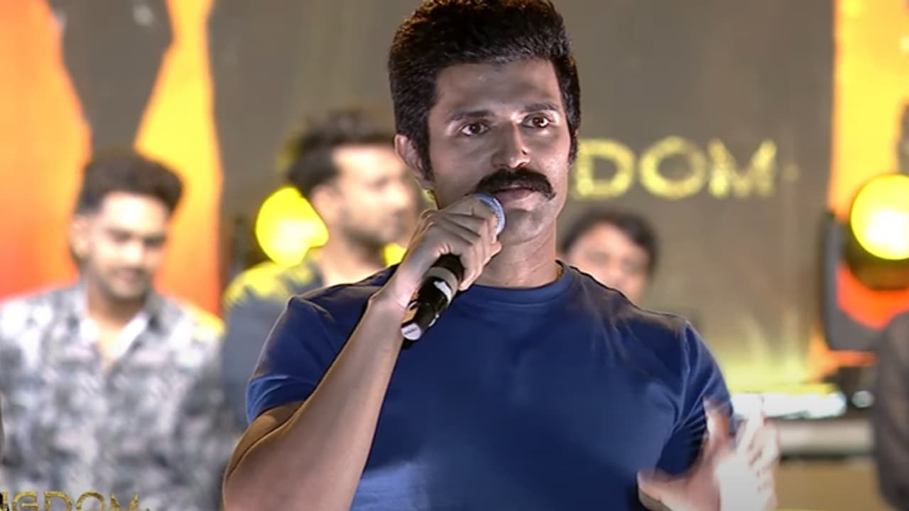 Kingdom: విజయ్ దేవరకొండ ఫ్యాన్స్ కి రెండు హామీలు.. `కింగ్డమ్`తో మనం కొడుతున్నామంటూ కామెంట్ Kingdom: విజయ్ దేవరకొండ ఫ్యాన్స్ కి రెండు హామీలు.. `కింగ్డమ్`తో మనం కొడుతున్నామంటూ కామెంట్