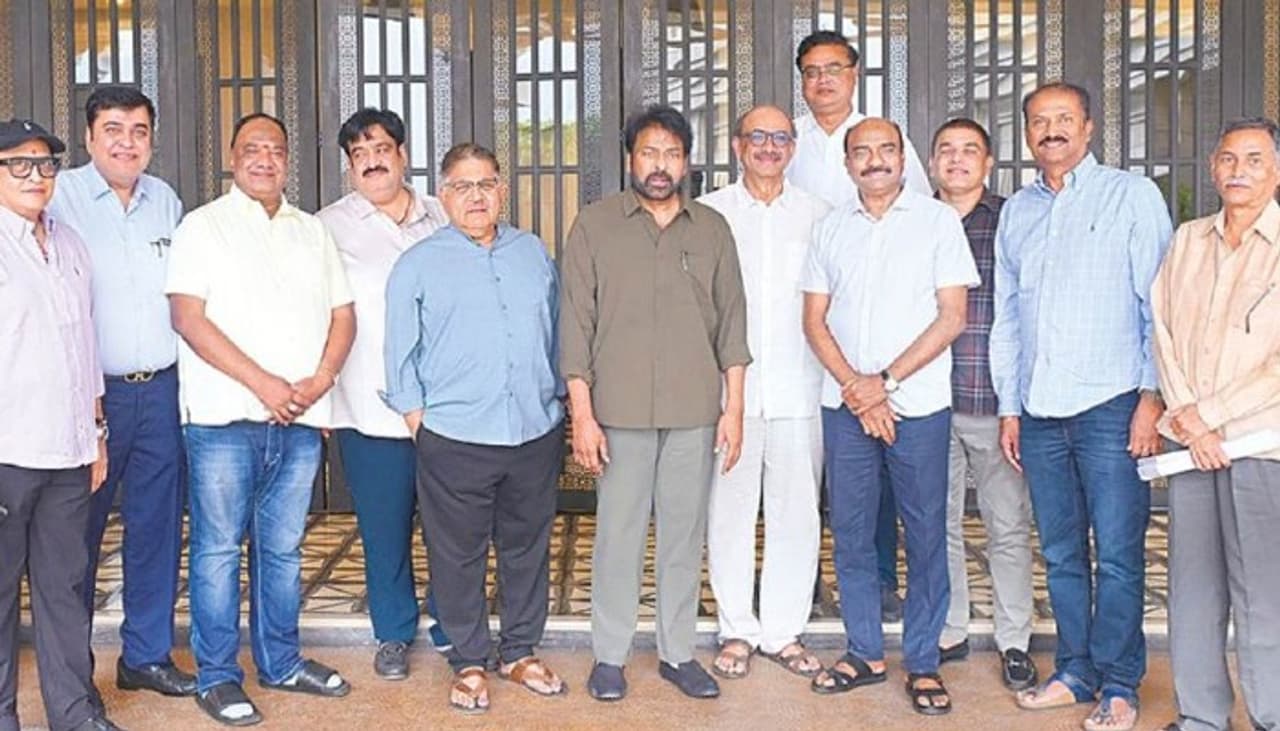 చిరంజీవి మాస్ షాక్! పెద్దికి లైన్ క్లియర్! 2 మీటింగులతో మెగాస్టార్ మ్యాజిక్! చిరంజీవి మాస్ షాక్! పెద్దికి లైన్ క్లియర్! 2 మీటింగులతో మెగాస్టార్ మ్యాజిక్!
