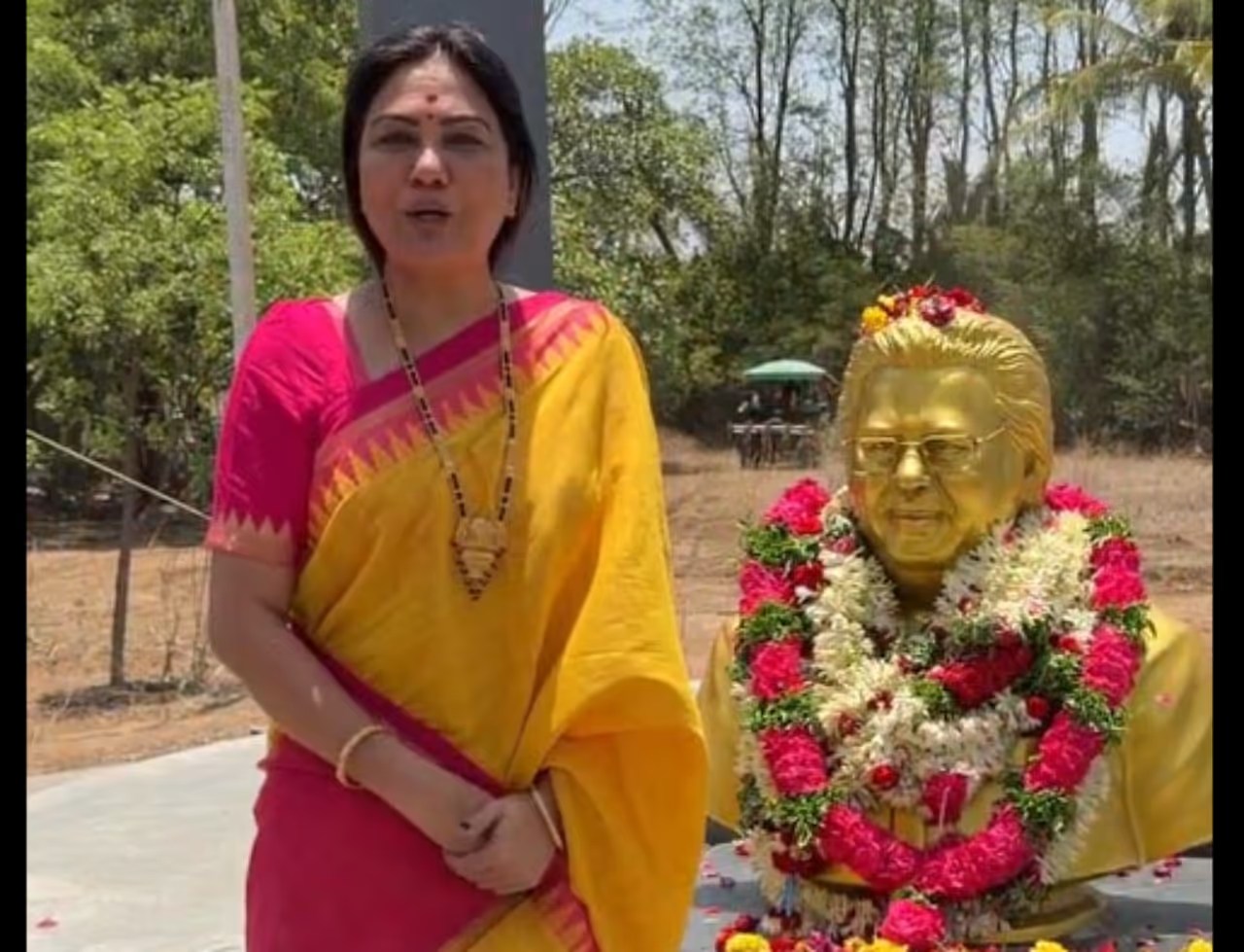 నటి హేమ సంచలన నిర్ణయం! దాసరి సమాధి వద్ద పొలిటికల్ హింట్, ఆశీస్సులు! నటి హేమ సంచలన నిర్ణయం! దాసరి సమాధి వద్ద పొలిటికల్ హింట్, ఆశీస్సులు!