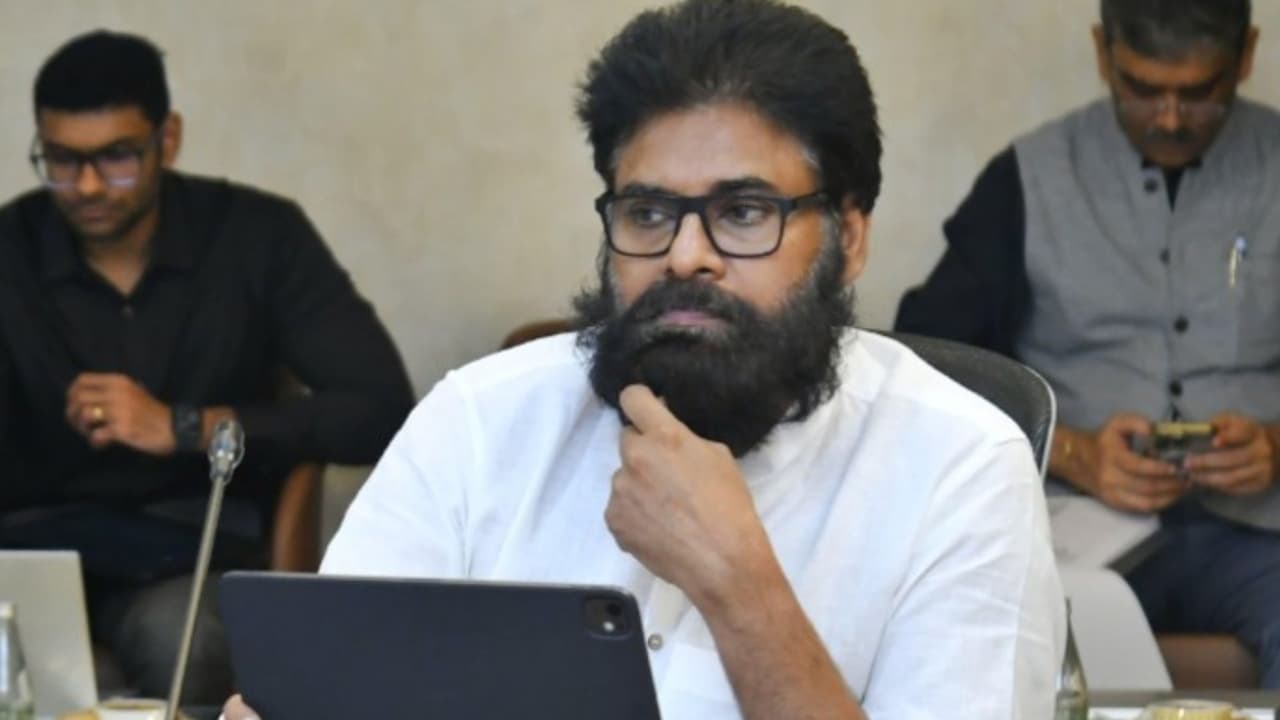 పవర్ స్టార్ పవన్ కళ్యాణ్కి షాకింగ్ సర్జరీ! అభిమానులే కారణమా? అసలు ఏమైందంటే? పవర్ స్టార్ పవన్ కళ్యాణ్కి షాకింగ్ సర్జరీ! అభిమానులే కారణమా? అసలు ఏమైందంటే?