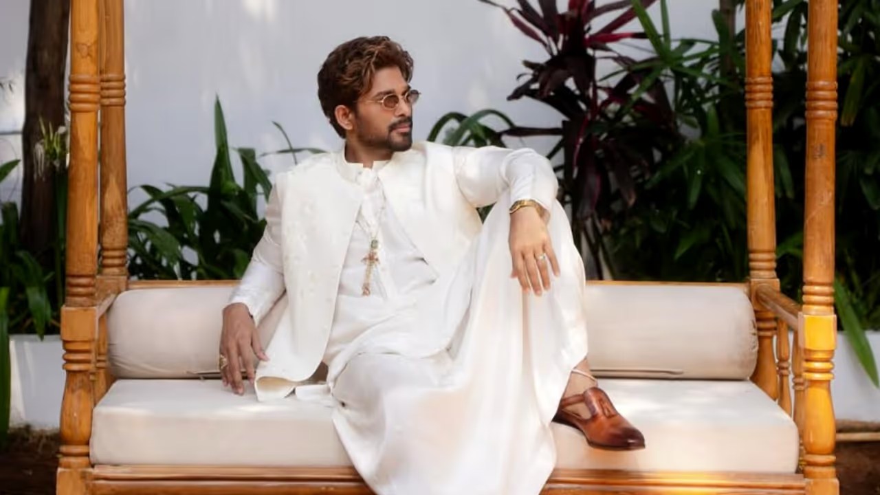 అల్లు అర్జున్ పొలిటికల్ ఎంట్రీ: షాకింగ్ గ్రౌండ్ వర్క్! బన్నీ టీమ్ మాస్ ప్లానింగ్! అల్లు అర్జున్ పొలిటికల్ ఎంట్రీ: షాకింగ్ గ్రౌండ్ వర్క్! బన్నీ టీమ్ మాస్ ప్లానింగ్!