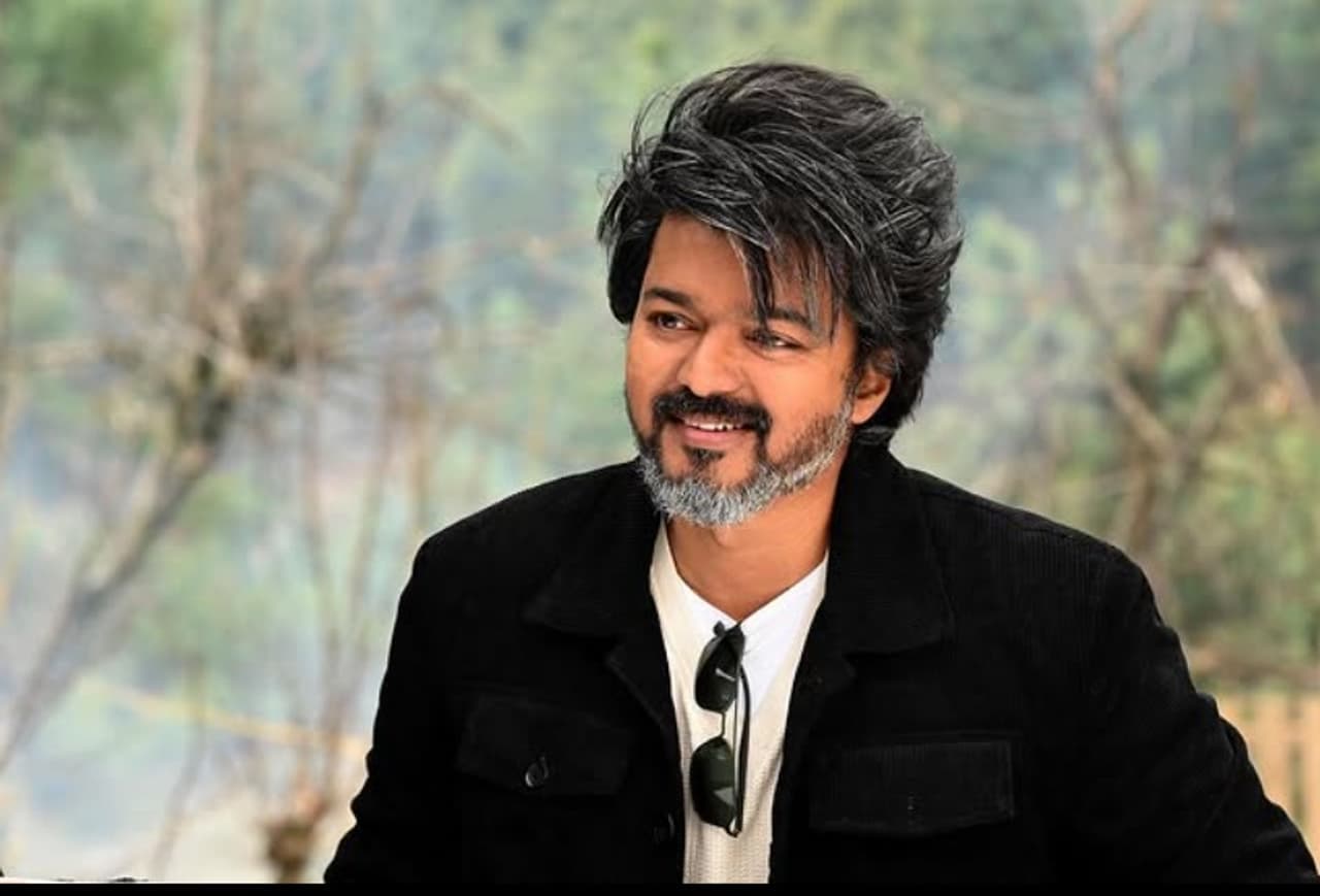 ధనుష్ రాజకీయ బాంబ్! విజయ్ బాటలో దళపతి ఎంట్రీ.. ఫ్యాన్స్ లో వైబ్రేషన్స్! ధనుష్ రాజకీయ బాంబ్! విజయ్ బాటలో దళపతి ఎంట్రీ.. ఫ్యాన్స్ లో వైబ్రేషన్స్!