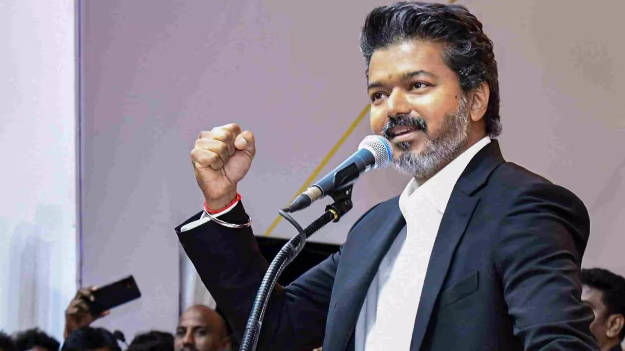 దళపతి విజయ్ సంచలన నిర్ణయం! త్రిషకు షాక్.. సంగీతతో మళ్లీ కలిసిన సీఎం! దళపతి విజయ్ సంచలన నిర్ణయం! త్రిషకు షాక్.. సంగీతతో మళ్లీ కలిసిన సీఎం!
