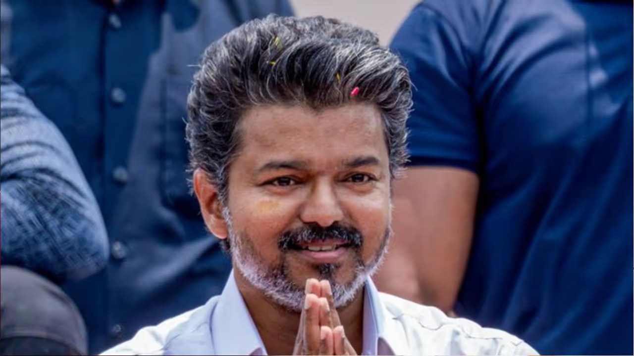 విజయ్ విడాకుల్లో మెగా ట్విస్ట్! త్రిషతో బంధంపై సంగీత సంచలన ఆరోపణలు.. కోర్టులో ఏం జరిగింది? విజయ్ విడాకుల్లో మెగా ట్విస్ట్! త్రిషతో బంధంపై సంగీత సంచలన ఆరోపణలు.. కోర్టులో ఏం జరిగింది?