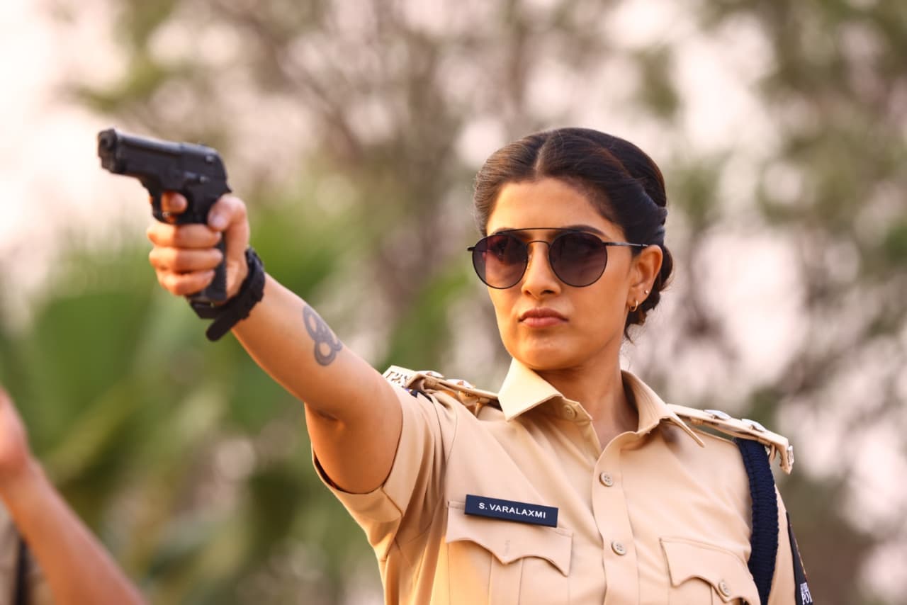 పోలీస్ కంప్లైంట్ రివ్యూ: వరలక్ష్మి పవర్ ప్యాక్డ్! సినిమా హిట్టా? ఫట్టా? సంచలన నిజాలు! పోలీస్ కంప్లైంట్ రివ్యూ: వరలక్ష్మి పవర్ ప్యాక్డ్! సినిమా హిట్టా? ఫట్టా? సంచలన నిజాలు!