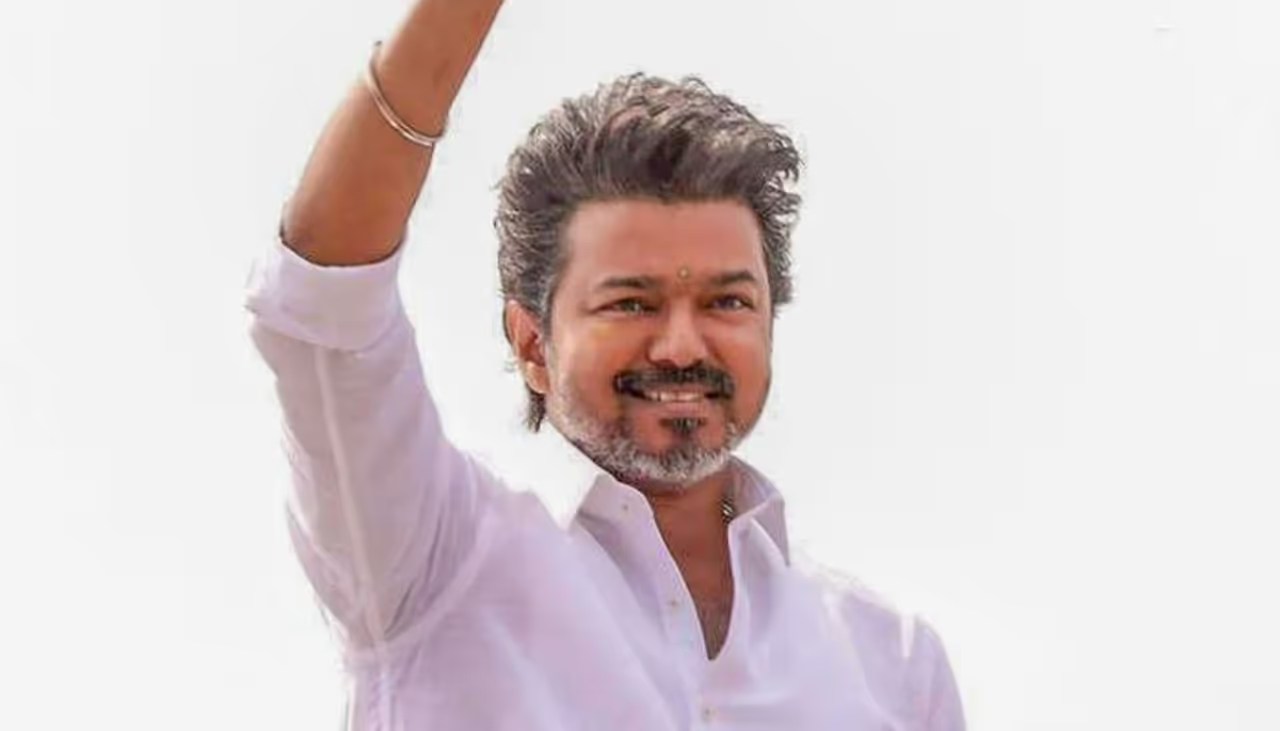 200 కోట్ల హీరో విజయ్.. సీఎం జీతం కేవలం 2 లక్షలే! షాకింగ్ నిజం.. పెట్రోల్ కూడా సరిపోదా? 200 కోట్ల హీరో విజయ్.. సీఎం జీతం కేవలం 2 లక్షలే! షాకింగ్ నిజం.. పెట్రోల్ కూడా సరిపోదా?