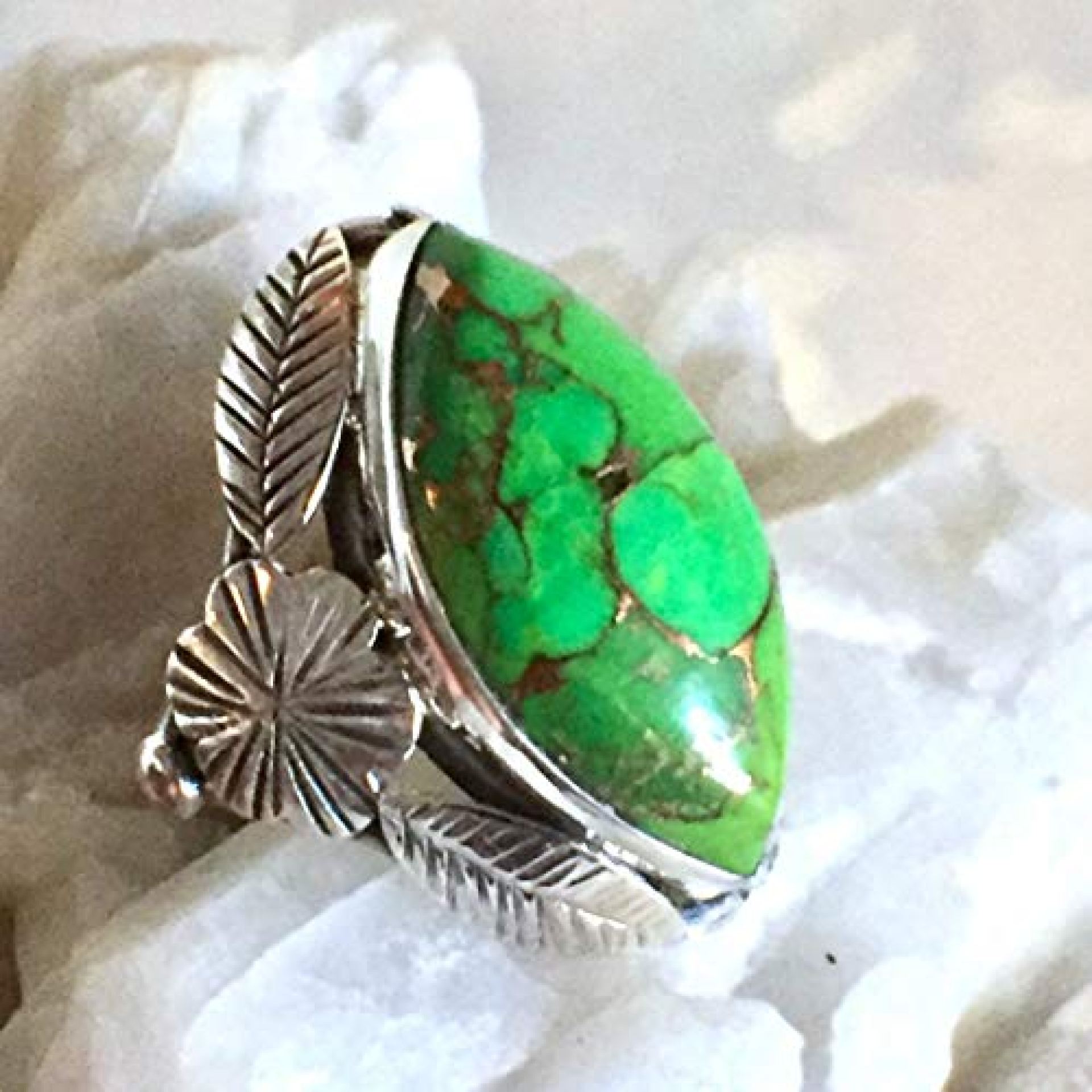 Sz 8, Genuine Apple-Green ARIZONA Copper Mohave TURQUOISE Oval Gemstone, 925 Sterling Silver Leafy Splendid Green Ring (2.6cm long) Jewelry. Sz 8, Genuine Apple-Green ARIZONA Copper Mohave TURQUOISE Oval Gemstone, 925 Sterling Silver Leafy Splendid Green Ring (2.6cm long) Jewelry.