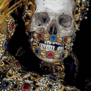 Uncovering the Glittering ᴅᴇᴀᴅ: The Hidden World of Catacomb Saints Uncovering the Glittering ᴅᴇᴀᴅ: The Hidden World of Catacomb Saints