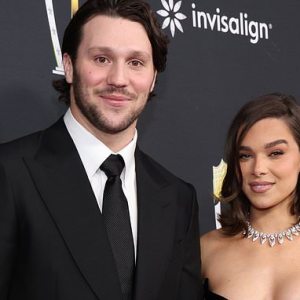 Hailee Steinfeld riles Bills fans by praising fiancee Josh Allen’s rival Kansas City Chiefs in awkward H๏τ Ones moment Hailee Steinfeld riles Bills fans by praising fiancee Josh Allen’s rival Kansas City Chiefs in awkward H๏τ Ones moment