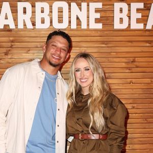 Patrick and Brittany Mahomes share first glimpse of baby daughter Golden in adorable family pH๏τos Patrick and Brittany Mahomes share first glimpse of baby daughter Golden in adorable family pH๏τos