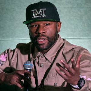 Floyd Mayweather looking to buy stake in NFL team as boxing legend ‘prepares 0m offer’ Floyd Mayweather looking to buy stake in NFL team as boxing legend ‘prepares 0m offer’
