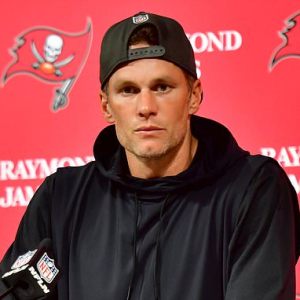 Bucs star compares being teammates with Tom Brady to looking after his mom Bucs star compares being teammates with Tom Brady to looking after his mom