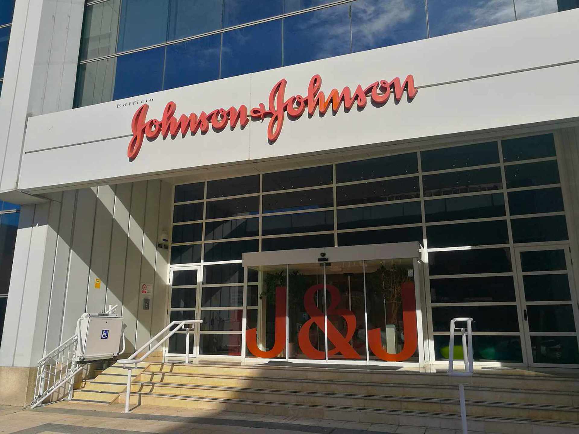 Johnson & Johnson Tops Q1 Estimates, Lifts Full-Year Sales Outlook Johnson & Johnson Tops Q1 Estimates, Lifts Full-Year Sales Outlook