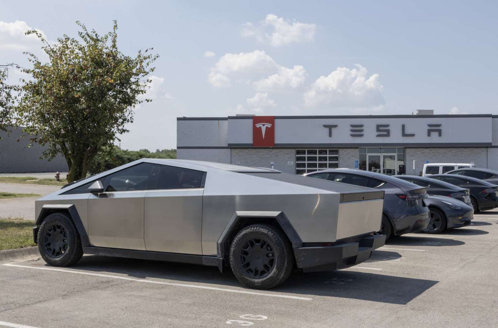 Analysts Trim Target Prices for Tesla Stock, Citing Tariffs on Auto Industry Analysts Trim Target Prices for Tesla Stock, Citing Tariffs on Auto Industry