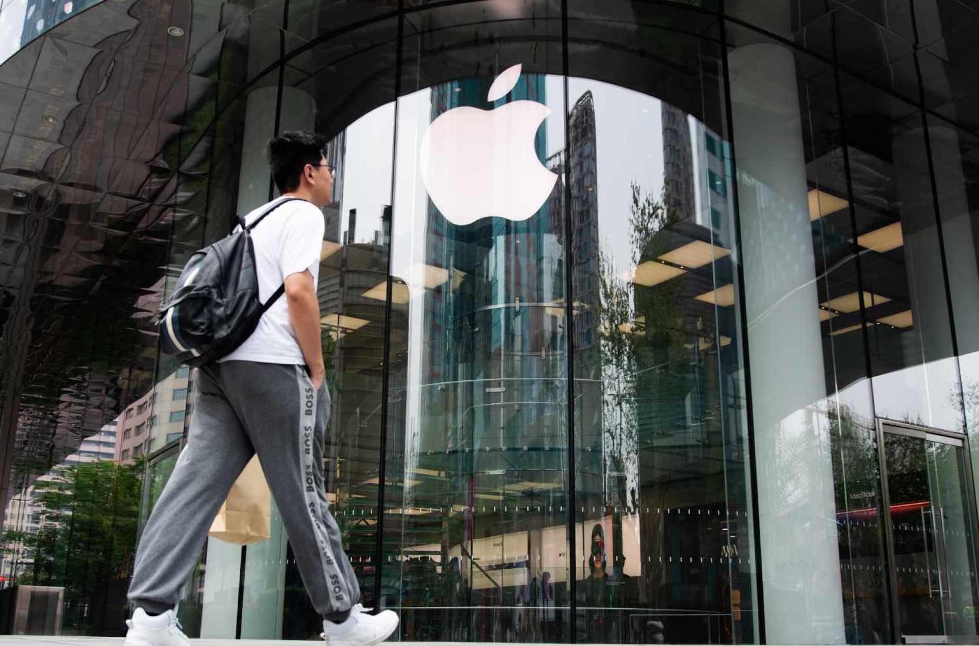 Apple Leads Magnificent 7 Stocks Higher Friday to Cap Off Volatile Week Apple Leads Magnificent 7 Stocks Higher Friday to Cap Off Volatile Week