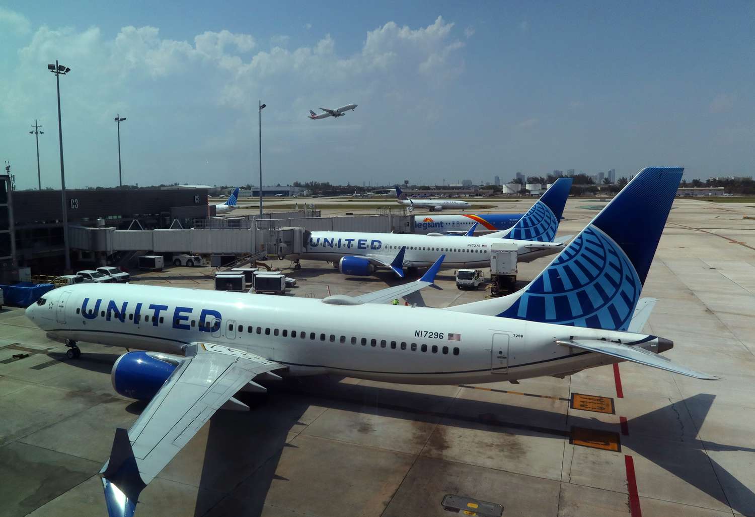 United Stock Gains on Stronger-Than-Expected Results, Upbeat Outlook United Stock Gains on Stronger-Than-Expected Results, Upbeat Outlook