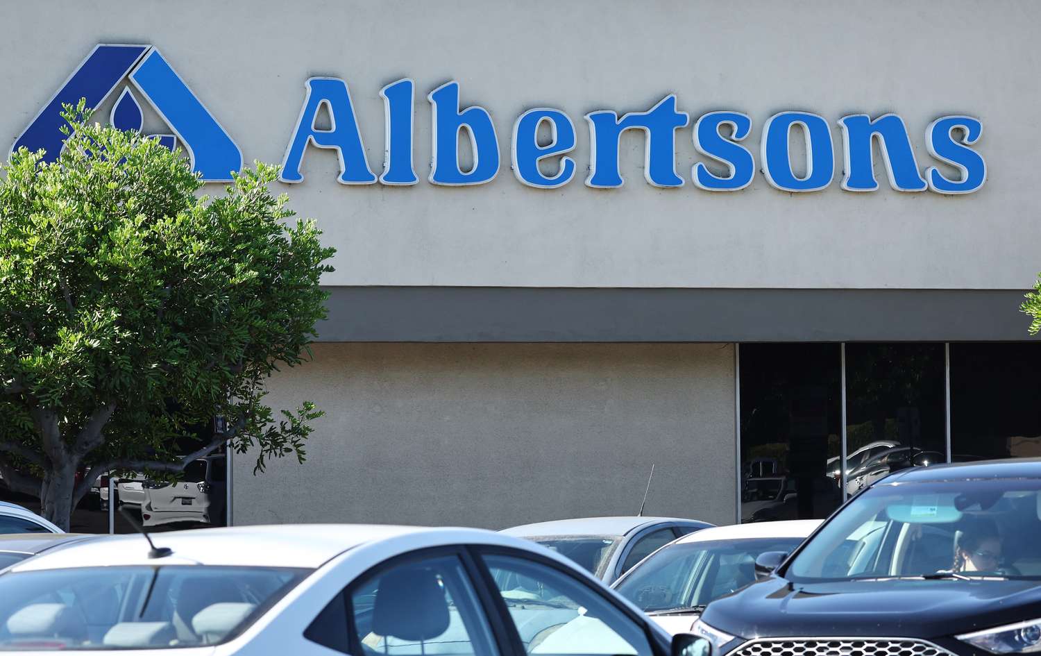 Albertsons Profits Top Estimates in First Quarter Since End of Kroger Merger Albertsons Profits Top Estimates in First Quarter Since End of Kroger Merger