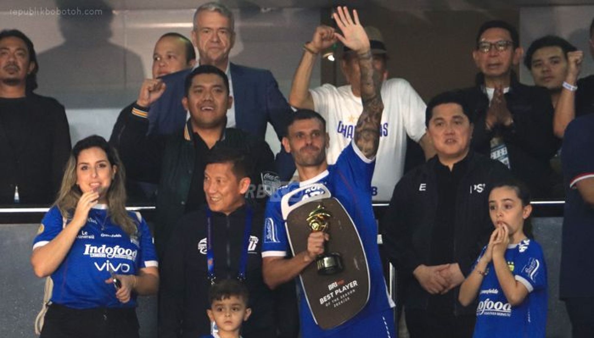 Penghargaan Best Coach dan Player Lengkapi Gelar Juara Liga 1 yang Diraih Persib Penghargaan Best Coach dan Player Lengkapi Gelar Juara Liga 1 yang Diraih Persib