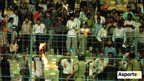 Indian Cricket Team: हार का ऐसा दर्द…, जब गुस्से में प्रशंसकों ने स्टेडियम में आग लगा दी, तो हर देशवासी का सिर शर्म से झुक गया Indian Cricket Team: हार का ऐसा दर्द…, जब गुस्से में प्रशंसकों ने स्टेडियम में आग लगा दी, तो हर देशवासी का सिर शर्म से झुक गया