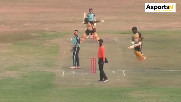 Batman Hits Six Threw Bat in The Air Umpire Injured : अंपायर घायल, आखिरी गेंद पर छक्का लगाकर जश्न में फेंका बल्ला Batman Hits Six Threw Bat in The Air Umpire Injured : अंपायर घायल, आखिरी गेंद पर छक्का लगाकर जश्न में फेंका बल्ला