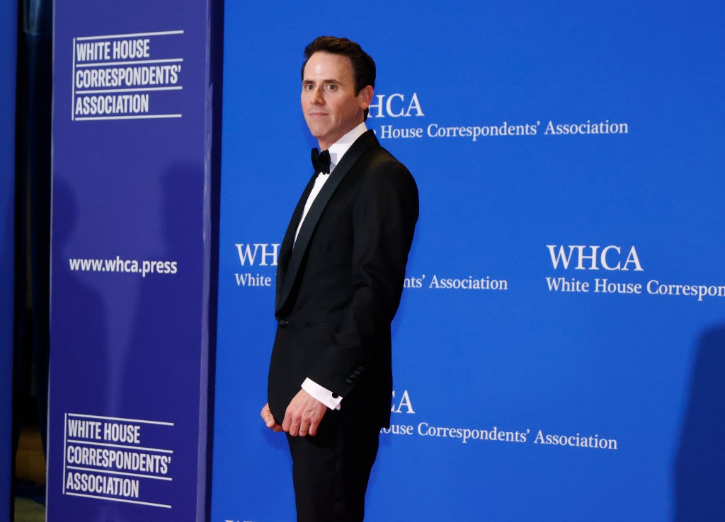Mentalist Oz Pearlman Backs Out Of ‘Jimmy Kimmel Live’ Following WHCD Shooting, Podcaster Jon Lovett Joins Show Mentalist Oz Pearlman Backs Out Of ‘Jimmy Kimmel Live’ Following WHCD Shooting, Podcaster Jon Lovett Joins Show