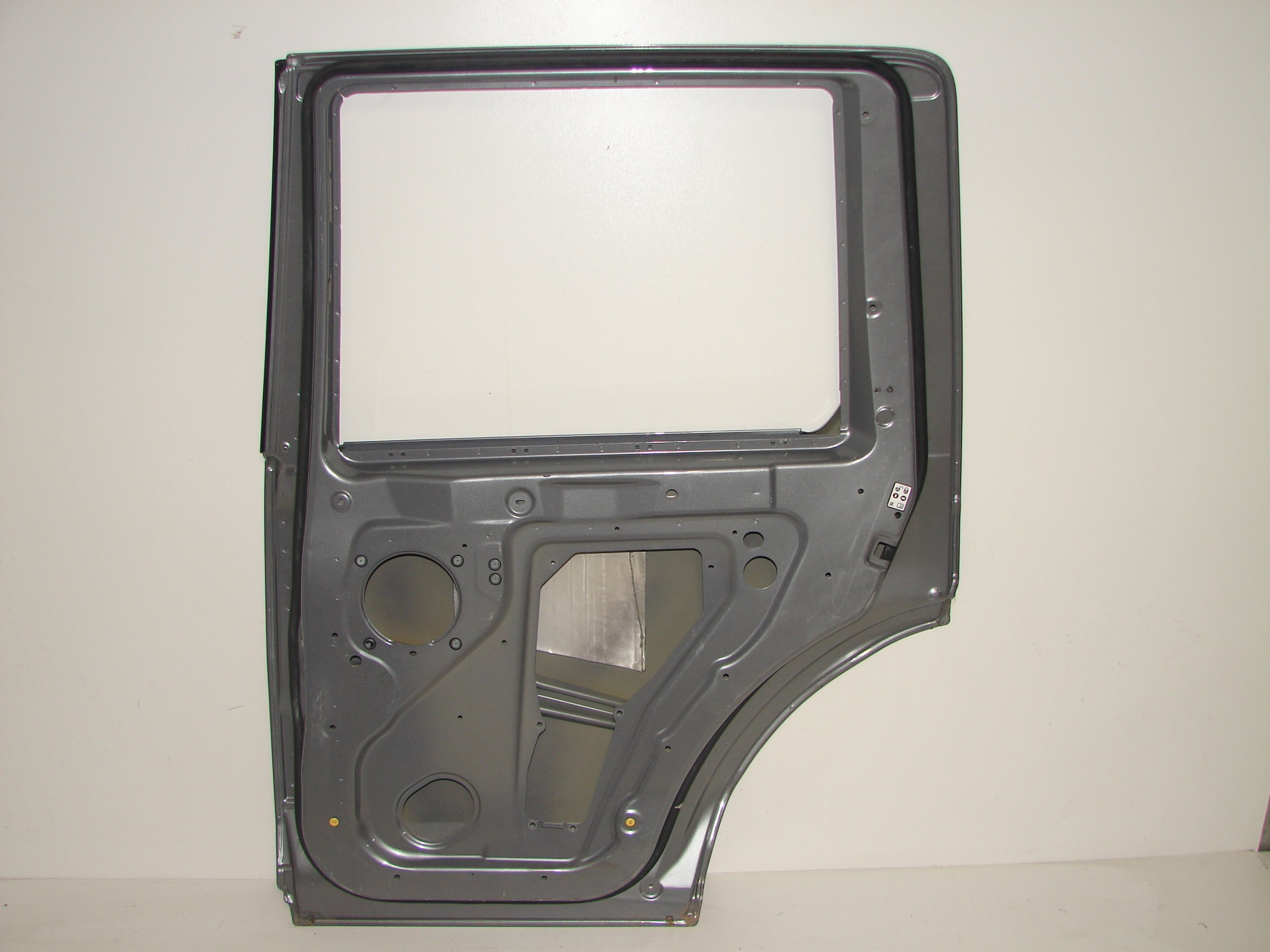 PRAVE ZADNE DVERE LAND ROVER DISCOVERY 04-16