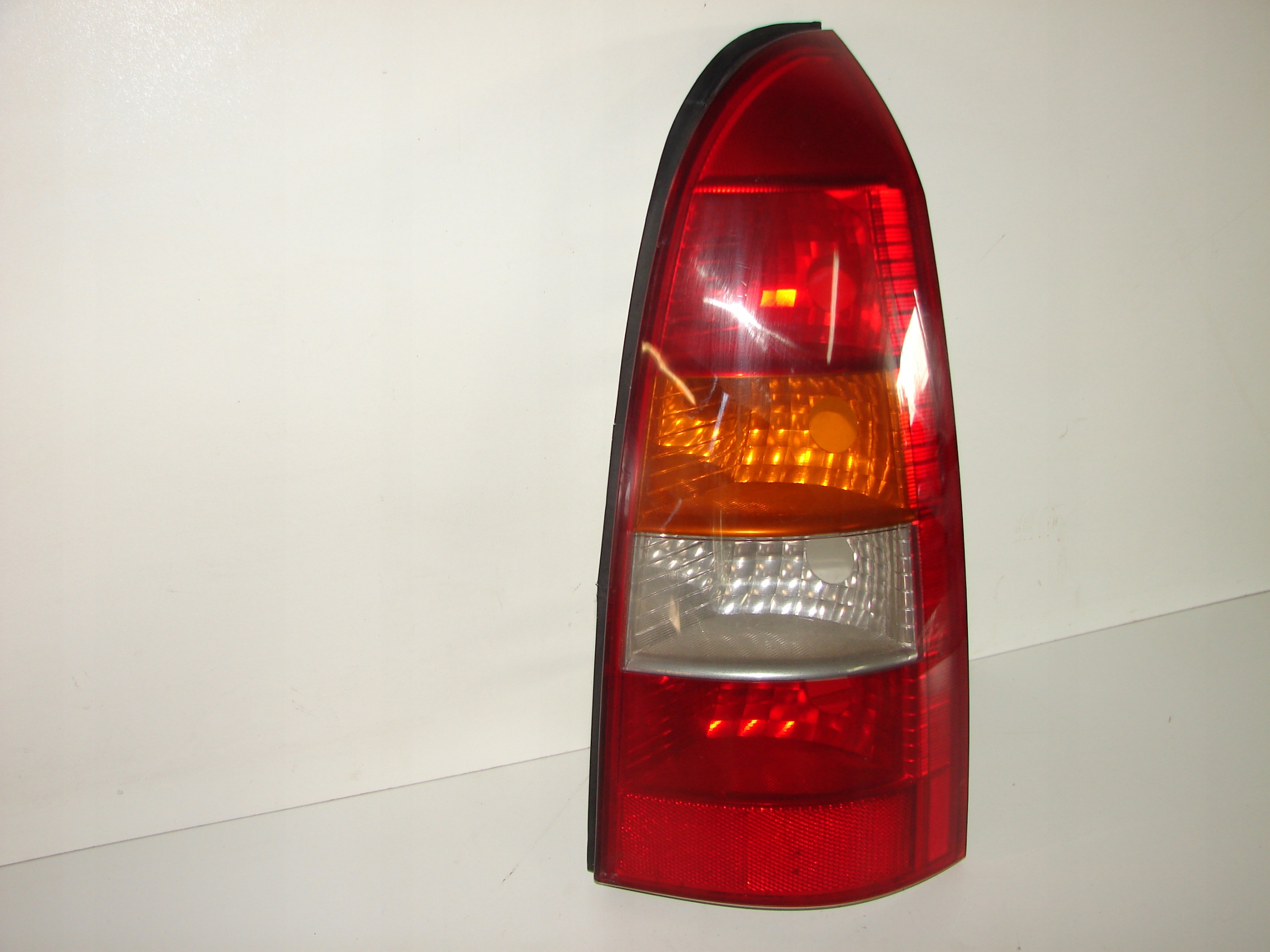 PRAVE ZADNE SVETLO OPEL ASTRA II G 98- KOMBI