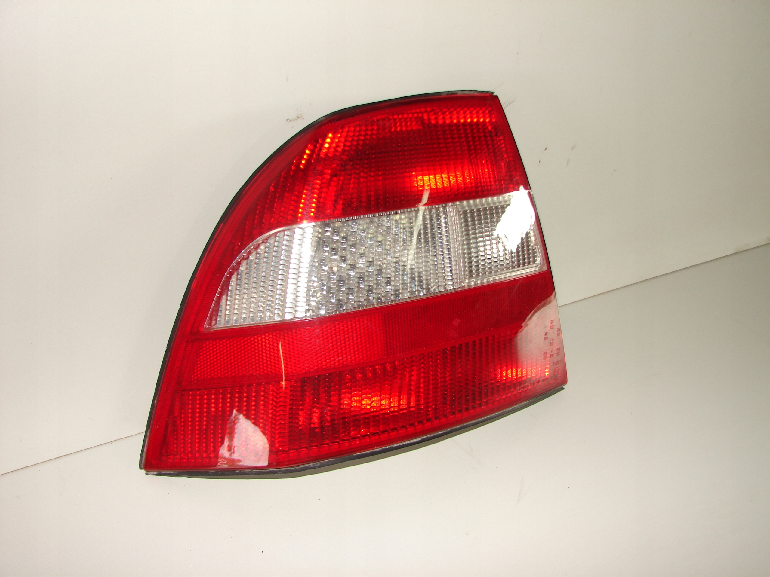 LAVE ZADNE SVETLO OPEL VECTRA B 95-99 SDN/HB