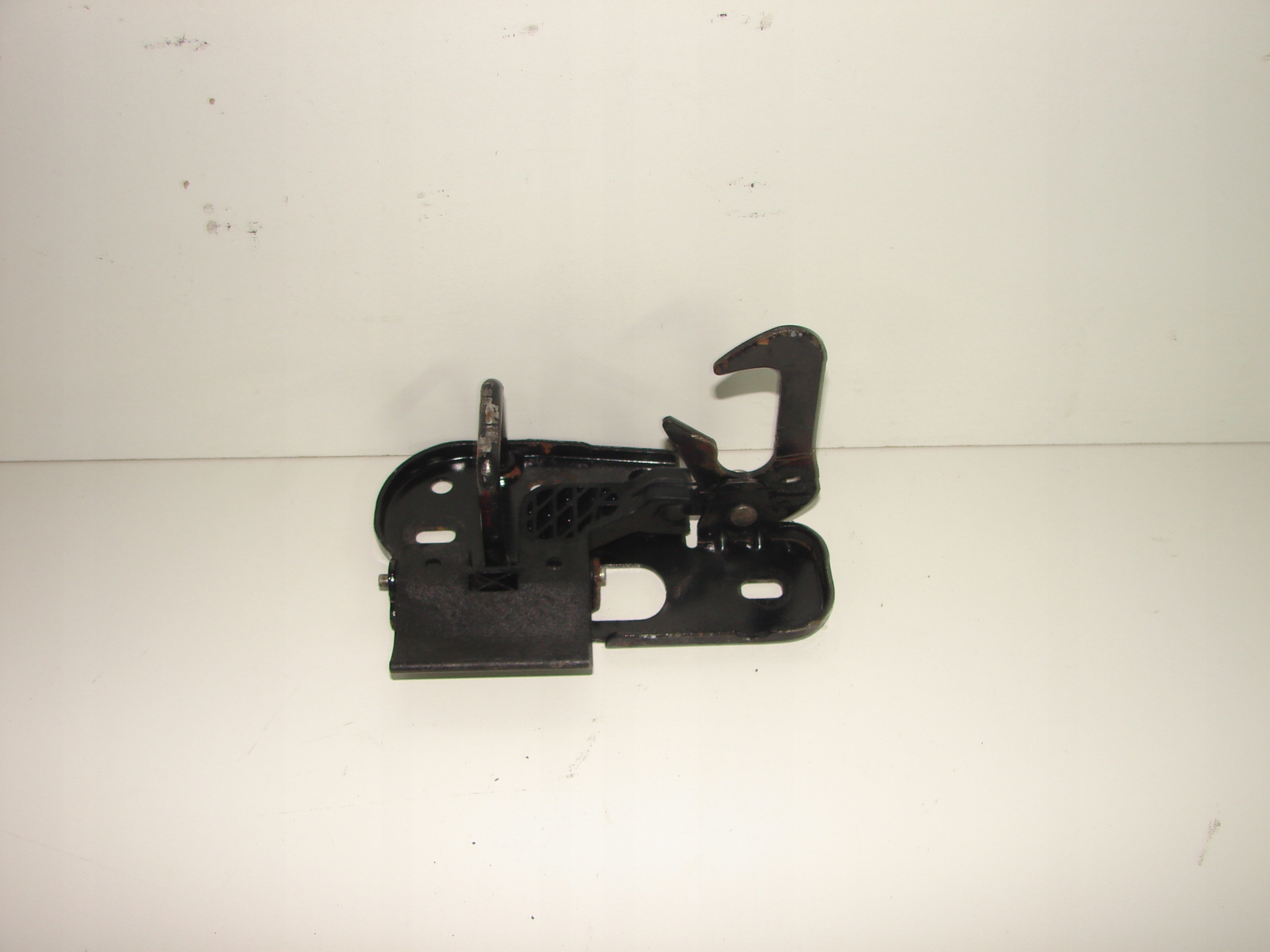 ZAMOK PREDNEJ KAPOTY VW TOURAN 03-10
