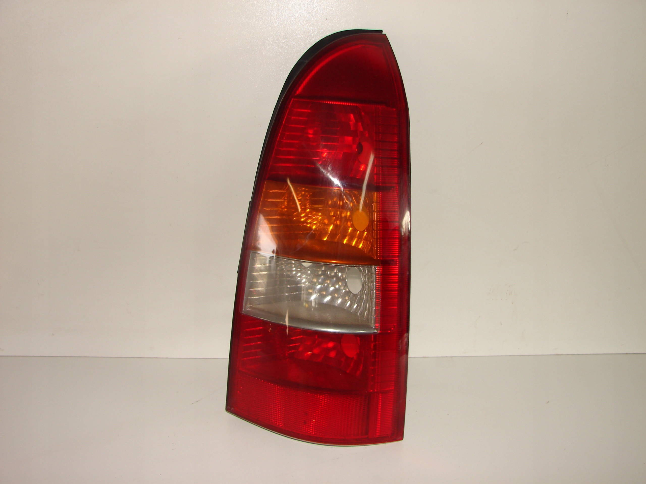 PRAVE ZADNE SVETLO OPEL ASTRA II G 98- KOMBI