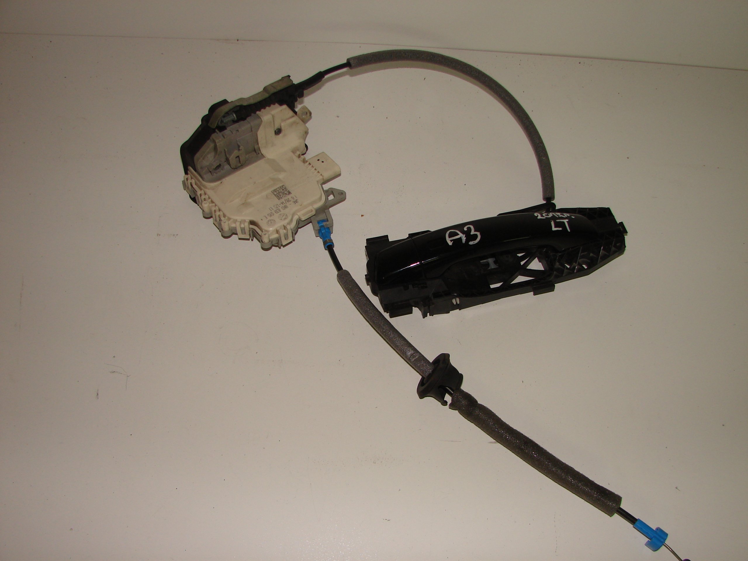 ZAMOK + KLUCKA LAVYCH ZADNYCH DVERI AUDI A3 8V0837209