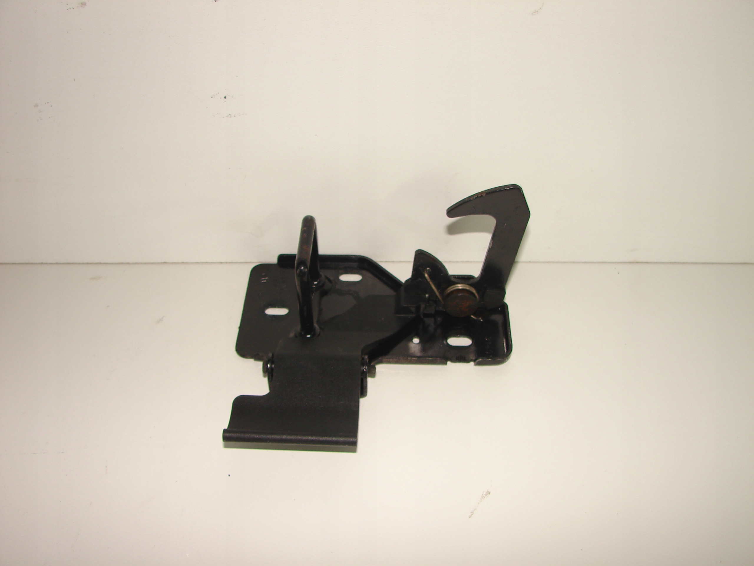 ZAMOK PREDNEJ KAPOTY VW POLO 6Q 05-08