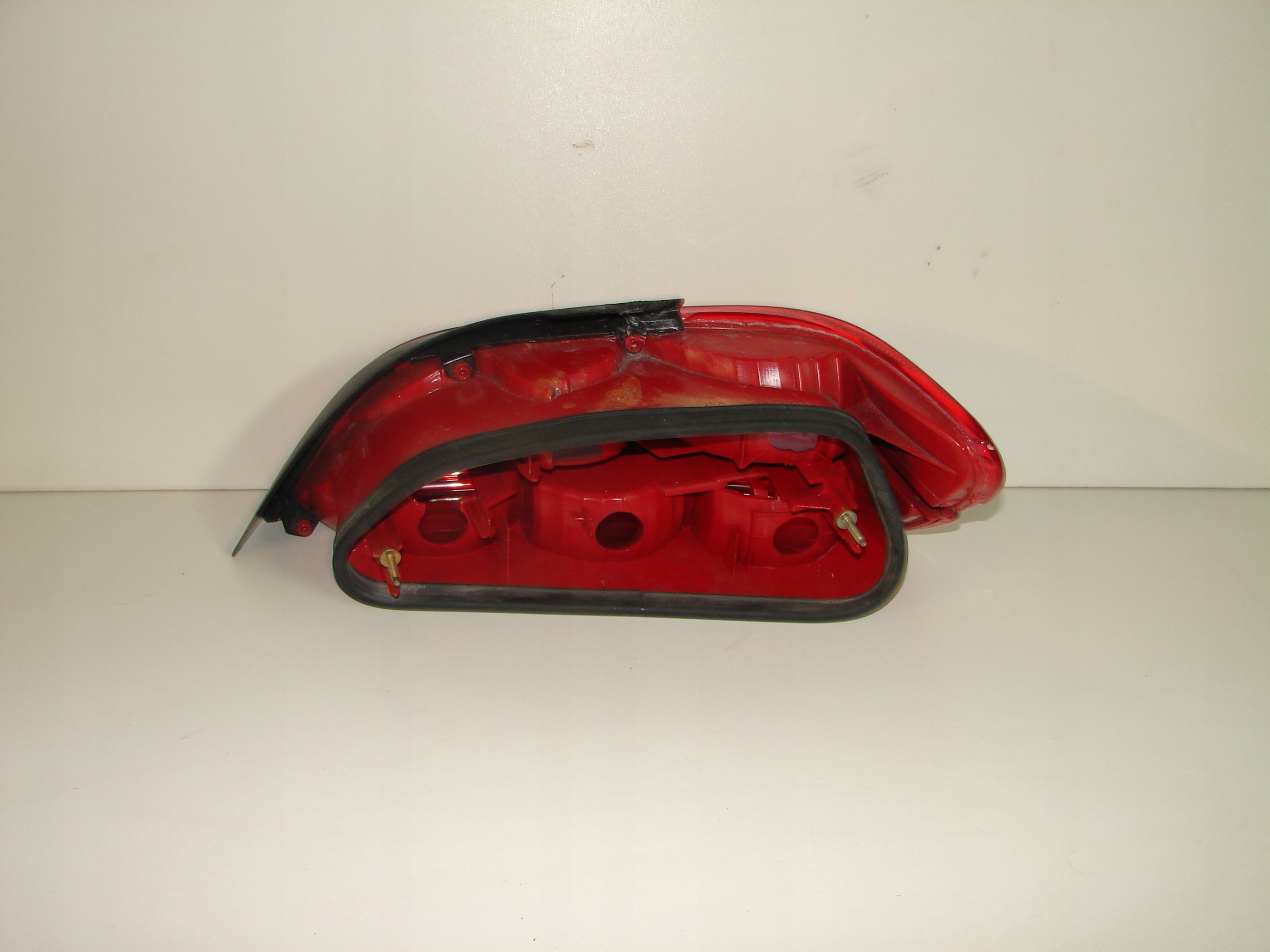 LAVE ZADNE SVETLO PEUGEOT 406 99-04 SDN