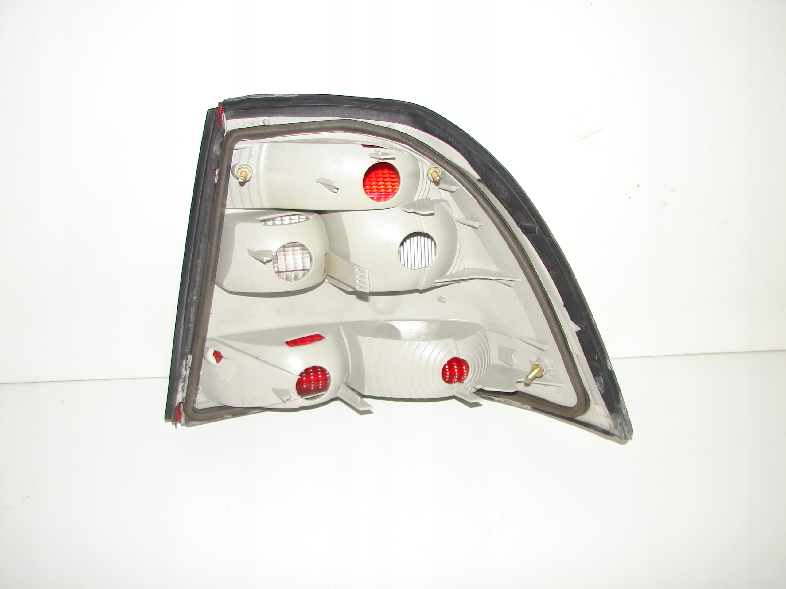 LAVE ZADNE SVETLO OPEL VECTRA B 95-99 SDN/HB