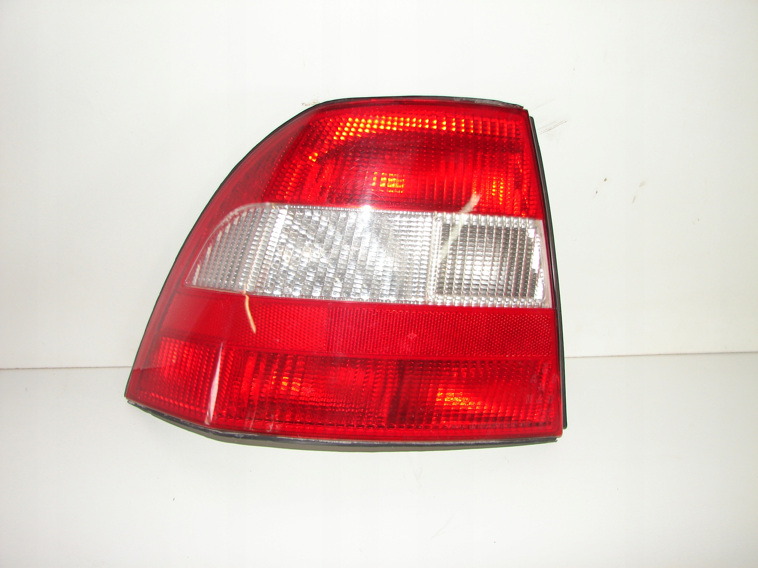 LAVE ZADNE SVETLO OPEL VECTRA B 95-99 SDN/HB