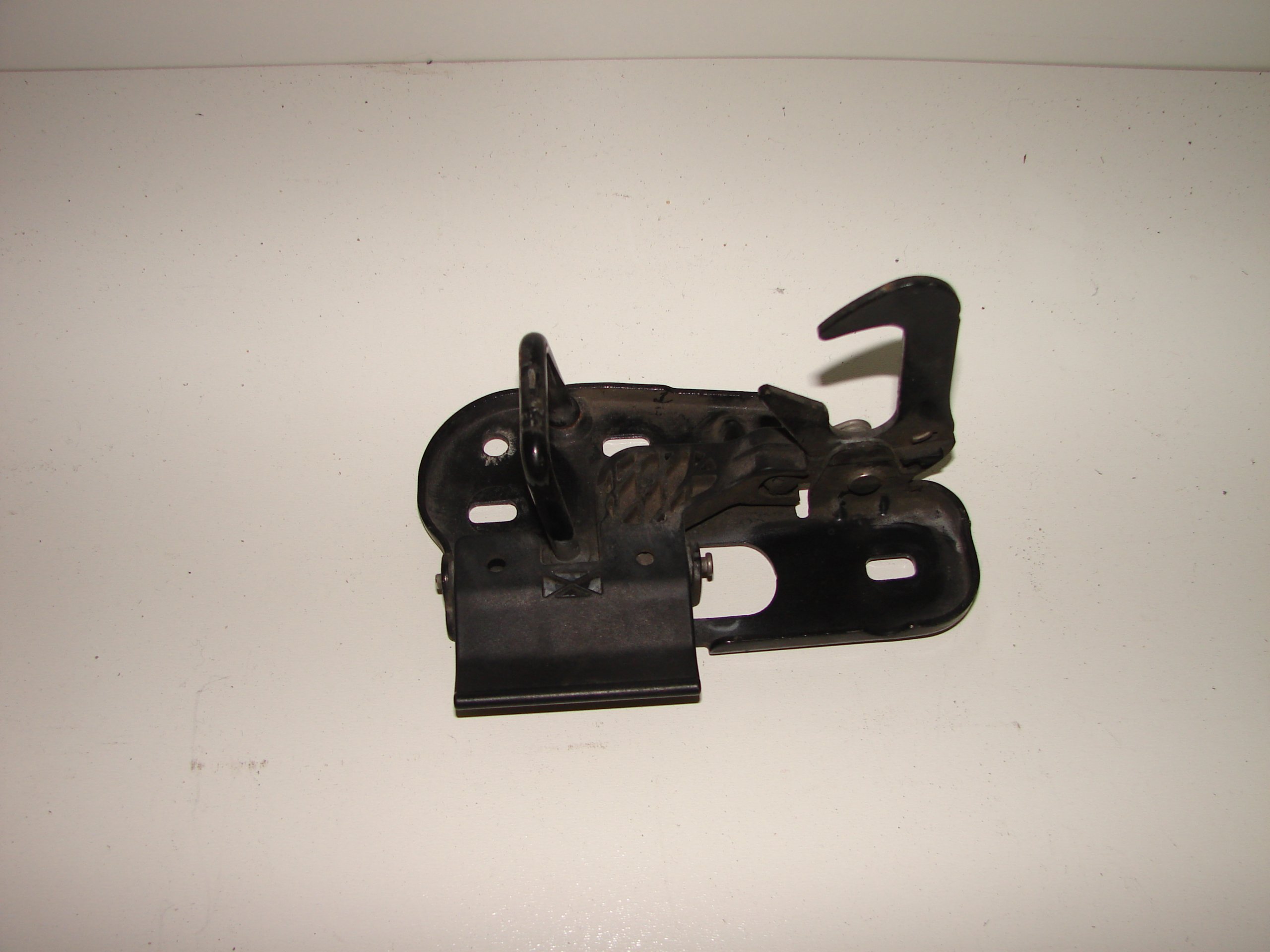 ZAMOK PREDNEJ KAPOTY TOURAN CADDY 1T0823480A