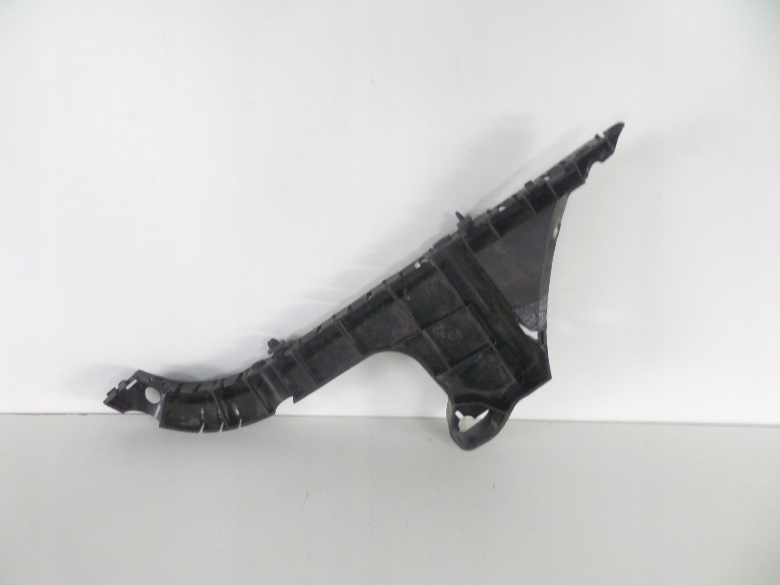 PRAVY ZADNY DRZIAK VOLVO V70 07-