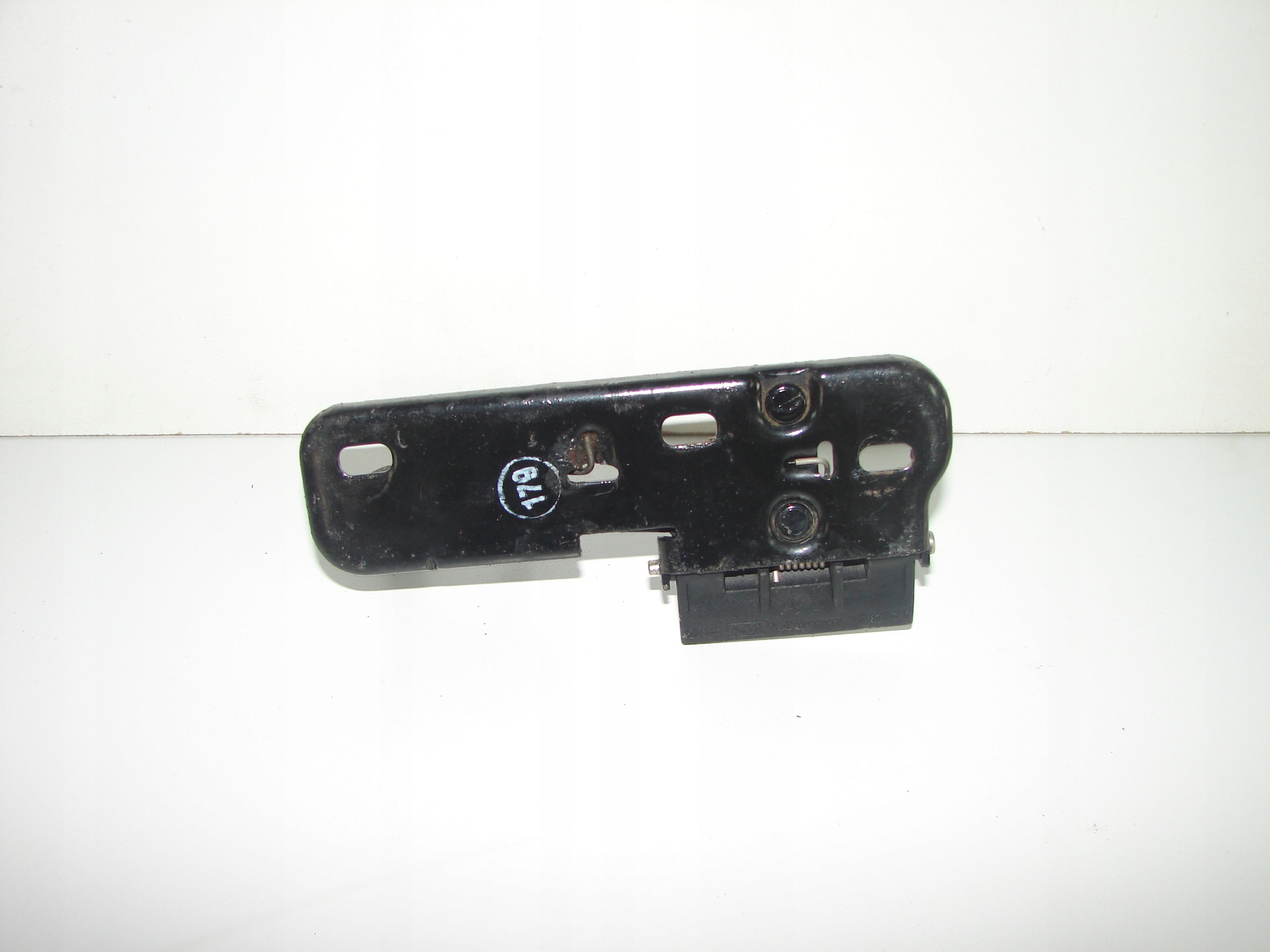 ZAMOK PREDNEJ KAPOTY VW GOLF V 03- HB