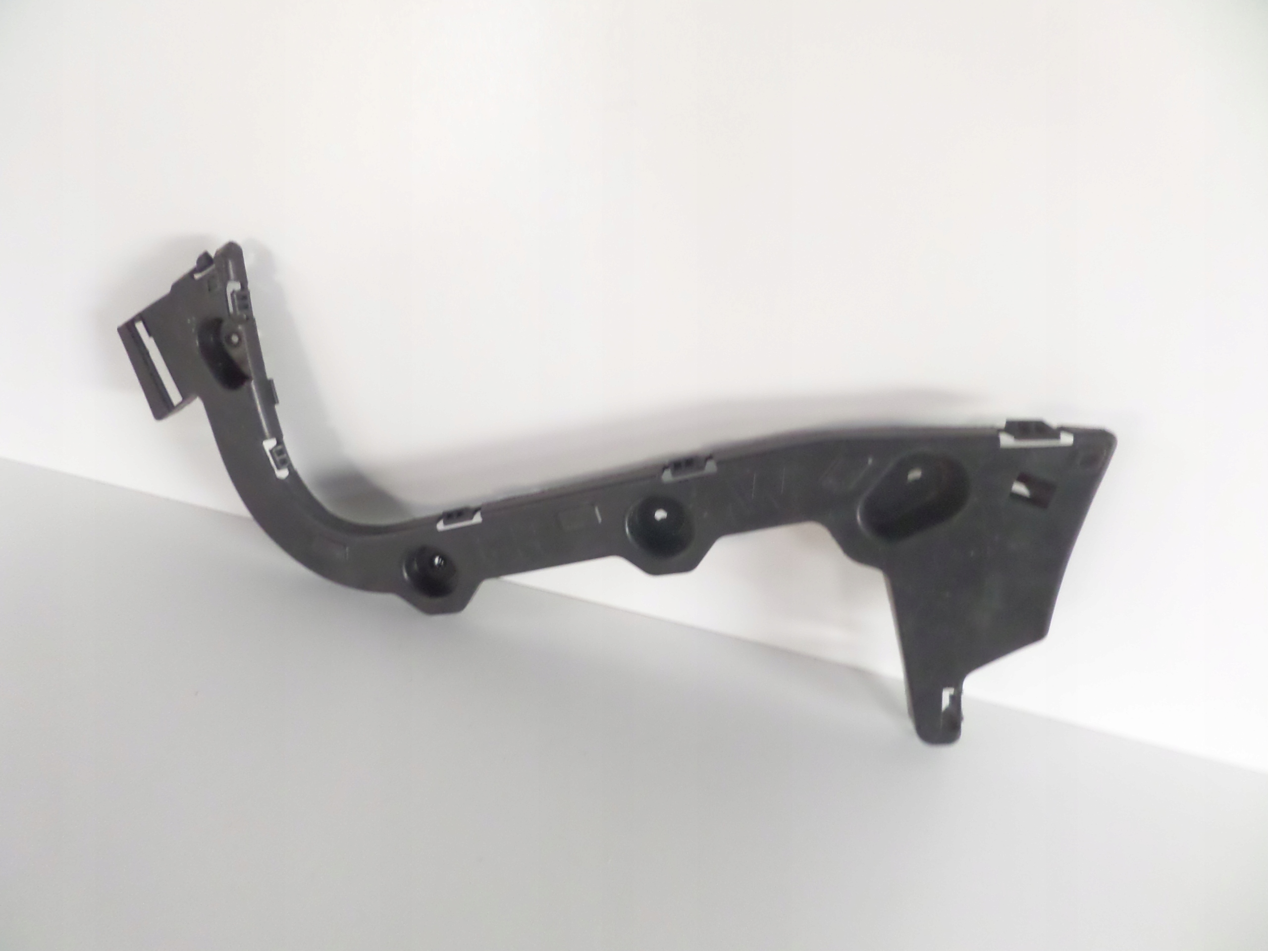 PRAVY ZADNY DRZIAK FORD FOCUS MK3 11- KOMBI
