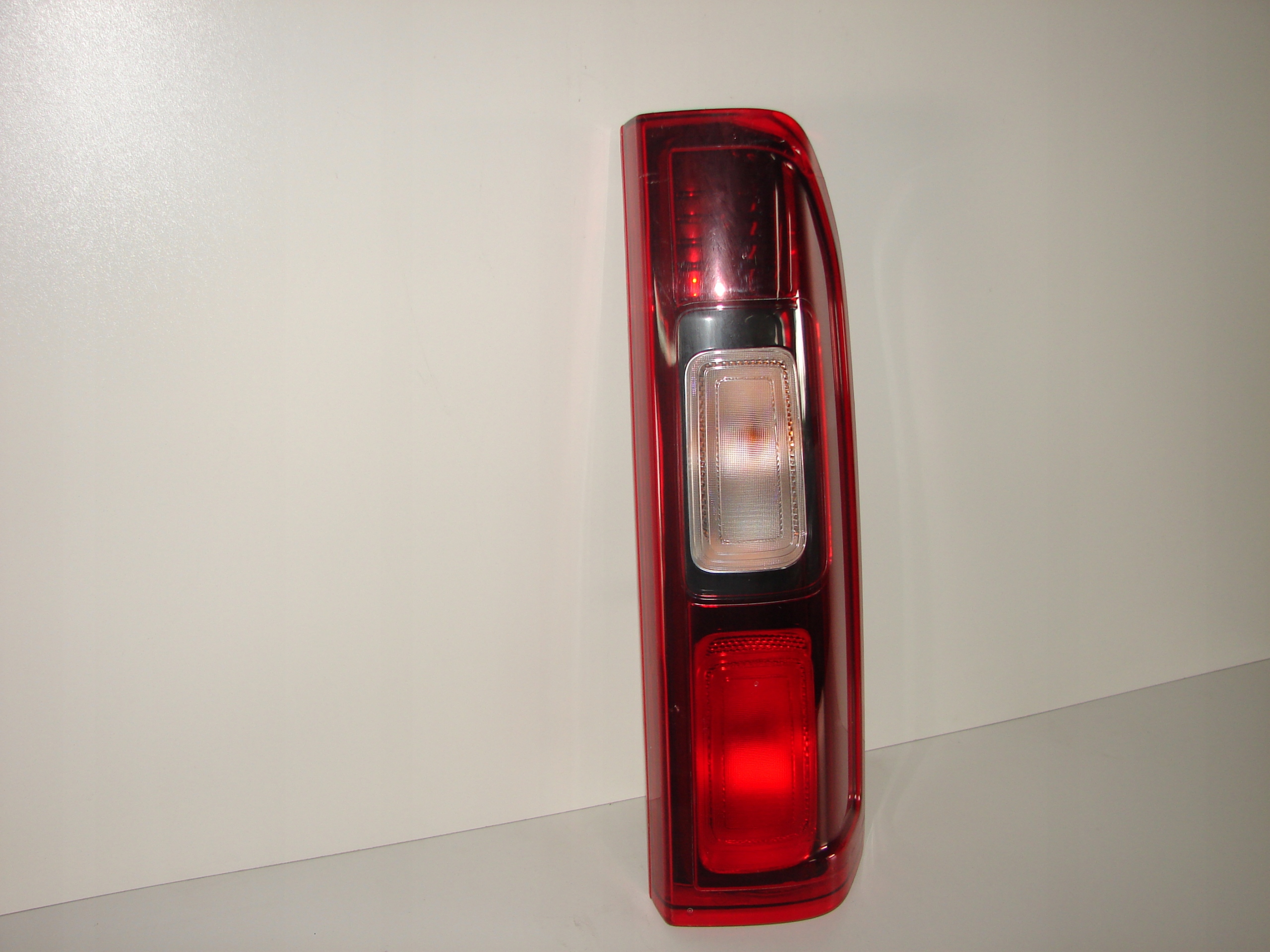 PRAVE ZADNE SVETLO RENAULT TRAFIC VIVARO 14-