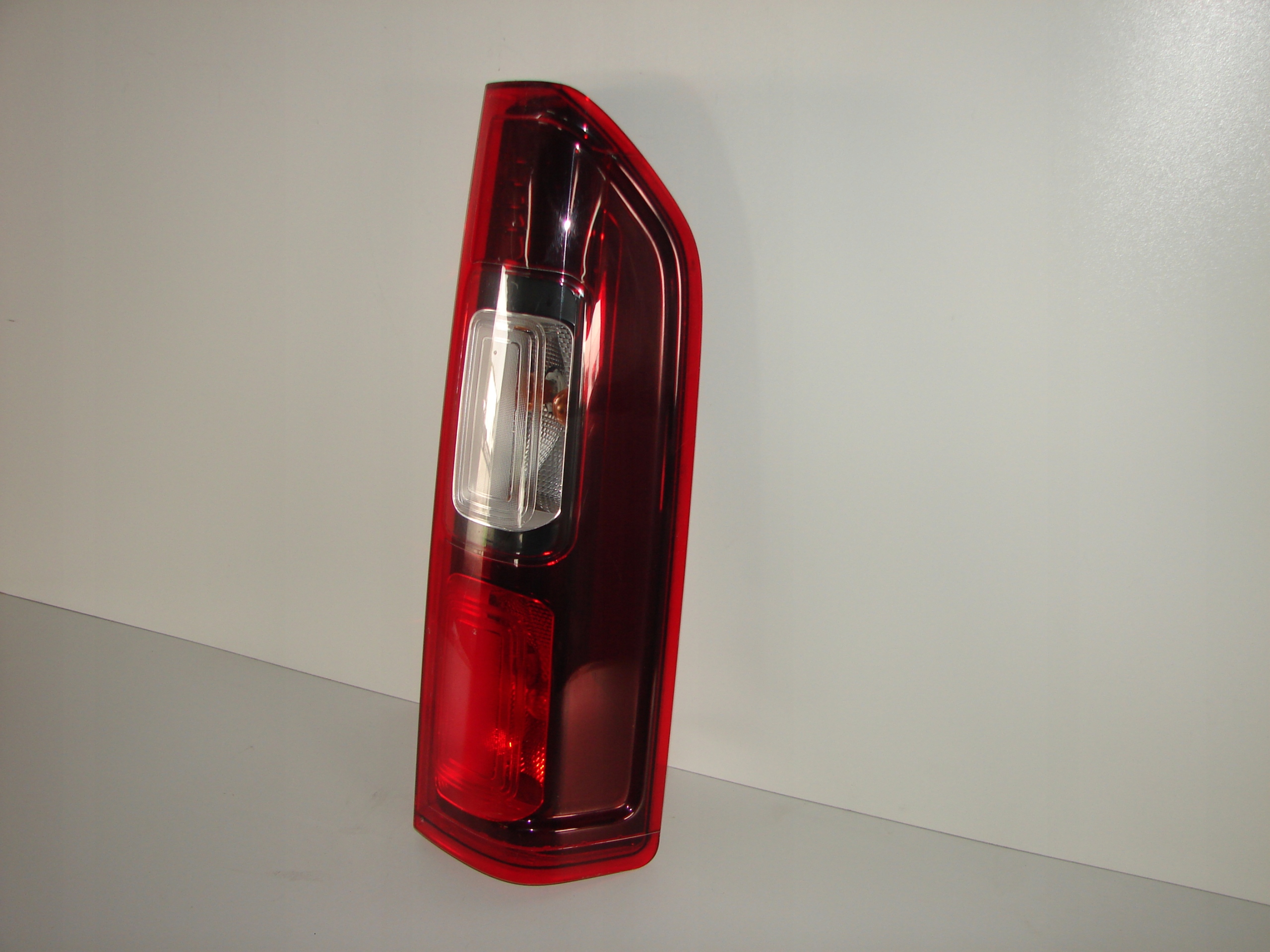 PRAVE ZADNE SVETLO RENAULT TRAFIC VIVARO 14-