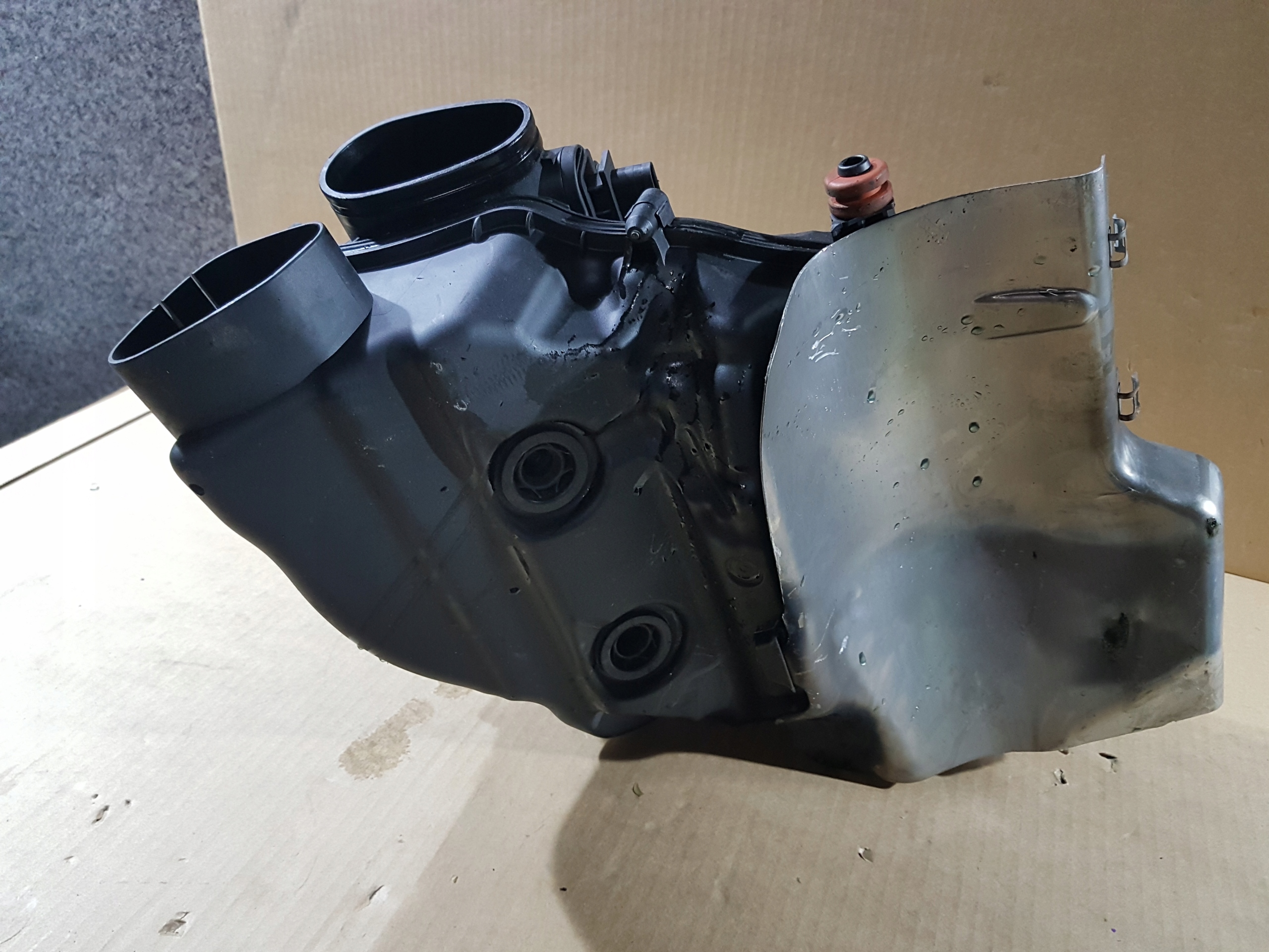 BMW F01 F02 750i OBAL VZDUCHOVÉHO FILTERA