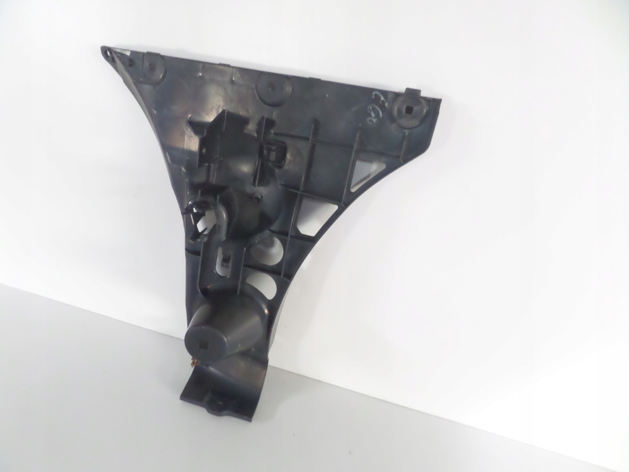 PRAVY ZADNY DRZIAK BMW 5 E60 03-07 SDN