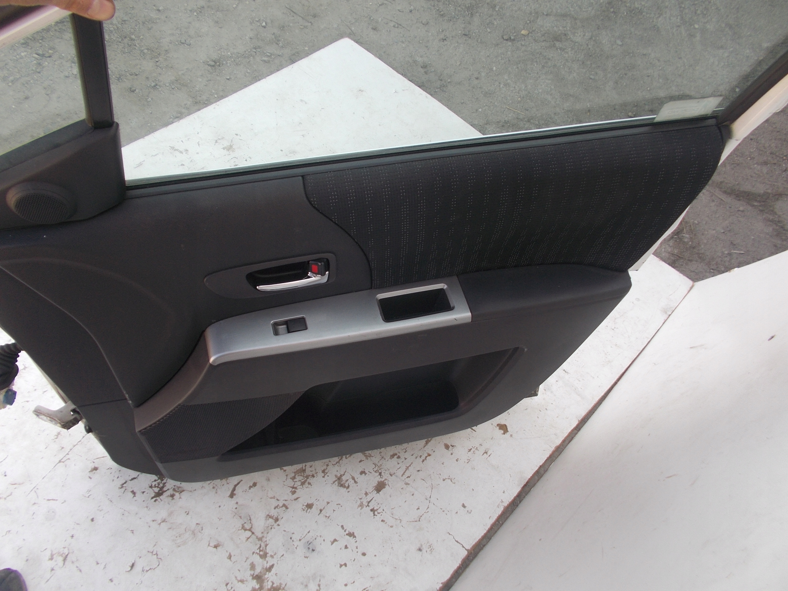 PRAVE PREDNE DVERE MAZDA 5 05-10